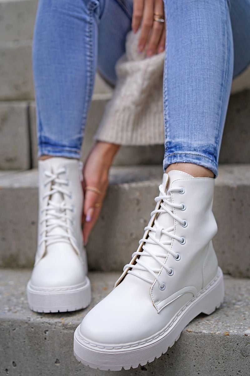 Bílé šněrovací kotníkové boty Amitha