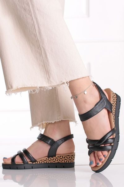 Černé kožené sandály na platformě 9-28709