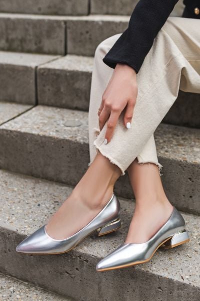 Stříbrné lodičky na hrubém podpatku Kaely