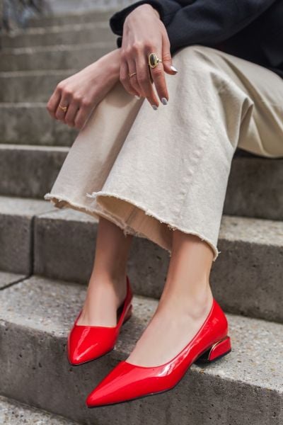 Červené lakované lodičky na hrubém podpatku Idalia