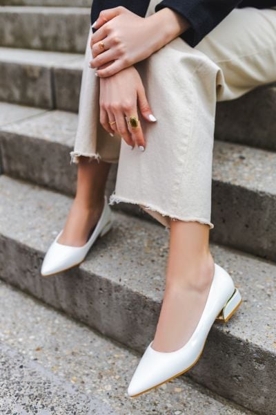 Bílé lakované lodičky na hrubém podpatku Idalia